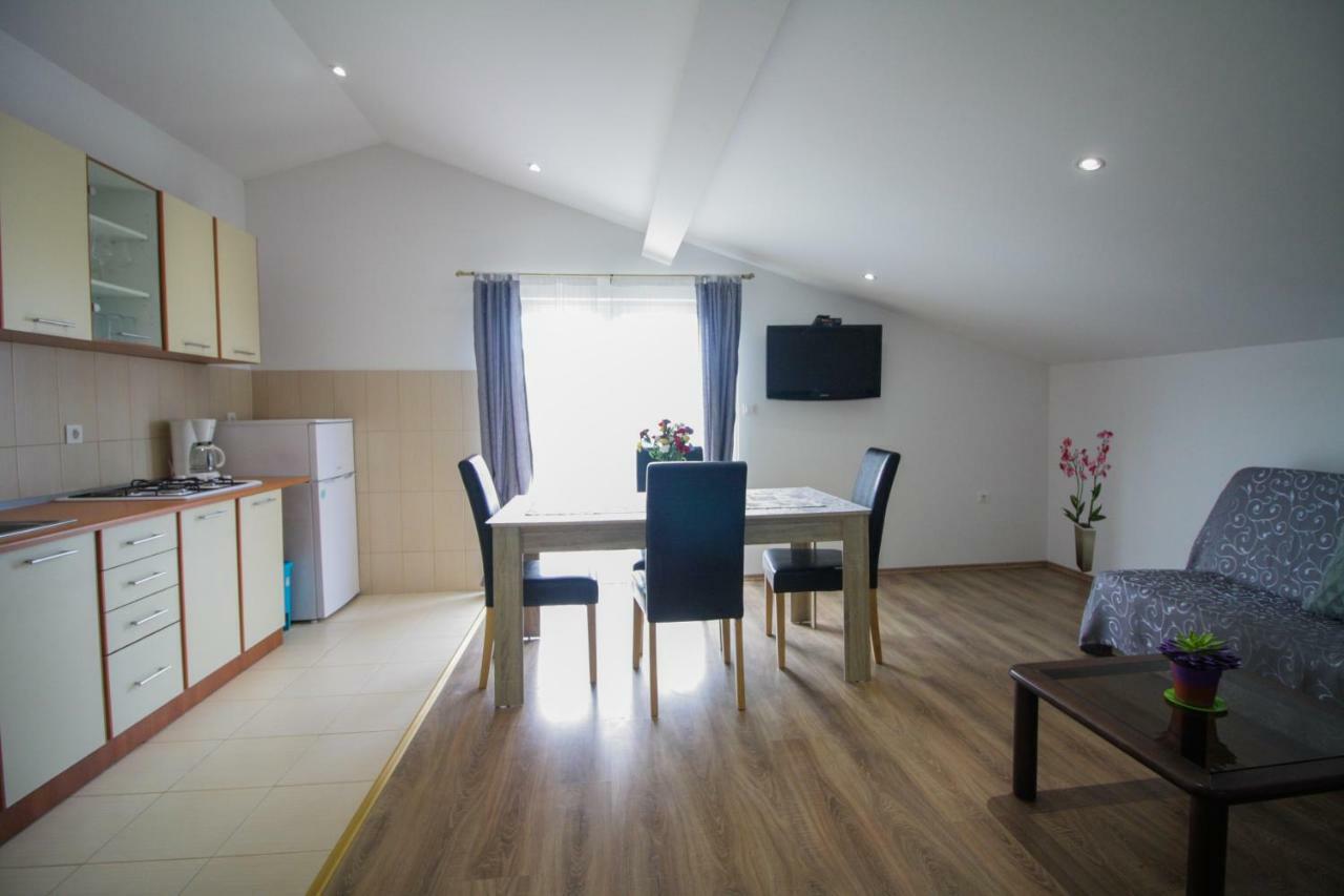 Sebi Apartment 300 M From Beach Ровінь Екстер'єр фото